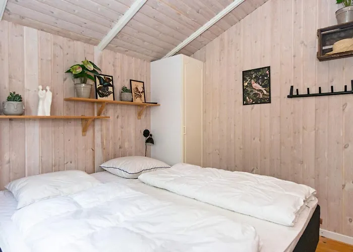 4 Person In Hemmet-by Traum *